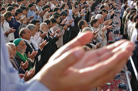 نماز عید فطر در بیش از ۱۳۰۰ بقعه متبرکه در سراسر کشور اقامه شد